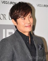 [포토]이 남자의 스마트폰은 뭘까~?(베가 아이언)