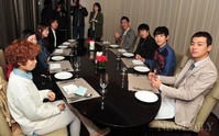 [포토]전설의 주먹, '남자 넷 여자 넷 훈훈한 소개팅~!'