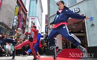 [포토]비보이들의 화려한 춤 동작(아디다스 명동)