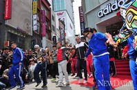 [포토] '2NE1'과 함께 명동에서 댄스플래시 몹을..