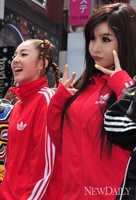 [포토]'박봄-박산다라' 빨간 추리닝(아디다스 명동)