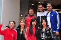 [포토]아디다스 관계자와 기념촬영하는 '2NE1'