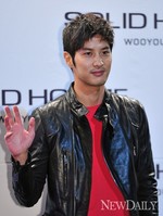 [포토]김지석, 빨간셔츠에 가죽자켓! 남성미 물씬~(솔리드옴므)