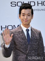 [포토]한 손으로 가볍게 인사하는 '정경호'(솔리드옴므)