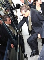 [포토]국회 강연 마치고 차에 오르는 '빌게이츠',