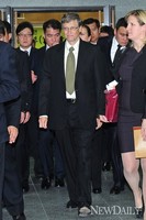 [포토] '빌 게이츠' 강연 후 미소 지으며 국회 떠나