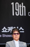 [포토]19집 앨범들고 찾아온 조용필(조용필Hello)