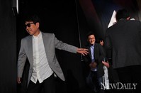 [포토]기자회견장 빠져나가는 조용필(조용필Hello)