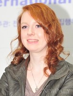 전주국제영화제 개막작 '폭스파이어', 파란 눈의 '케이티 코사니'