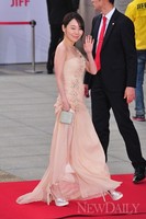 [포토]이쁘게 손인사 하면서 들오는 '소이'(전주국제영화제)