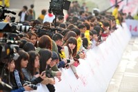 [포토]전주국제영화제, '배우들 기다리는 팬들~'