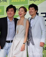 [포토]활짝 웃는 세남매'윤제문-공효진-박해일'(고령화가족)