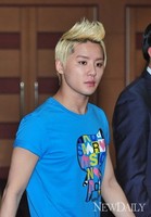 [포토]입장하는 준수, '파랑셔츠 잘 어울려~'