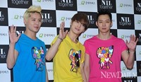 [포토]손 흔드는 JYJ, 팬 이벤트 가져
