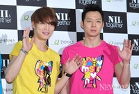 [포토] 손흔드는 노랑 '재중', 분홍'준수'