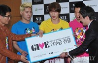 [포토]기부금 전달하는 JYJ