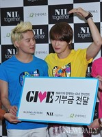 [포토]'재중'만 하트 손, '준수도 해줘야지~'