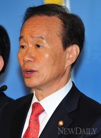 [포토]새누리당 안덕수 의원, '일본 과거사 부정 중단하라!'