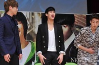 [포토]많은 관객에 놀라는 김수현(은밀하게 위대하게)