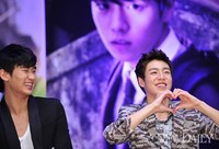 [포토]팬에게 하트 전하는 '이현우'(은밀하게 위대하게)