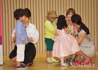 [포토] 연예인 엄마들은 아이들을 어떻게 키울까?(하이힐을 신고 달리는 엄마)