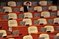 [포토]본회의장에 혼자 앉아 있는 '안철수 의원'