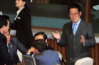 [포토]국회 본회의장에서, '대화 나누는 민주당 인사들'