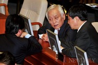 [포토]대화 나누고 있는 '김한길 의원'