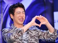 [포토] 달동네 고등학생 역 맡은 '이현우'의 팬들을 향한 하트~