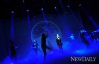 [포토]아트웍과 함께하는 윤하의 컴백 무대