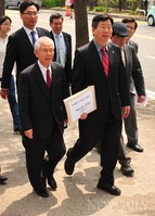 [포토]'고소장' 가지고 검찰로 향하는 '이인수' 박사