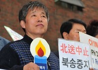 [포토]비가와도 탈북난민을 위한 촛불은 꺼지지 않습니다.