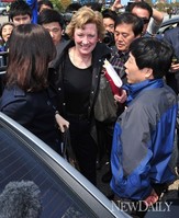 [포토]임진각에 도착한 '수잔솔티'(대북전단)