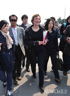 [포토] 망배단으로 향하는 '수잔솔티'