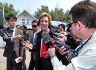 [포토] 외신기자 질문에 답하는 수잔솔티