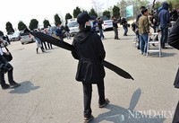 [포토] 북한규탄 플래카드 운반하는 탈북자단체 회원