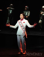 [포토]일본에 영혼을 팔아버린 문인(윤동주 달을 쏘다)