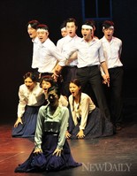 [포토]총 대신 연필로 싸우는 젊음, '윤동주 달을 쏘다'