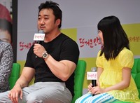 [포토]마동석 더 굵어진 팔뚝이 전민서 팔뚝'20배'(뜨거운안녕)