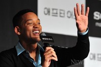 [포토]윌 스미스, '훈훈한 손인사~!'(영화 애프터 어스)