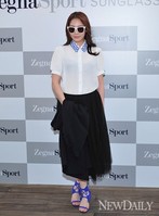 [포토]살짝 비치는 블라우스로 멋을낸 '신수지'(제냐선글라스)