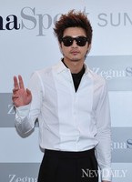 [포토]김지훈, 선글라스 쓰고 한 손만 들었는데..멋져