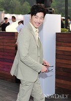 [포토]살인미소 지으며 입장하는 김재원(제냐선글라스)