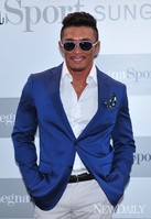 [포토]파란 자켓과 검은 피부가 잘어울리는 추성훈(제냐선글라스)