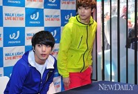 [포토]사인지 기다리는 '정용화-강민혁'