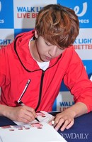 [포토]사인하는 씨엔블루 '이정신'