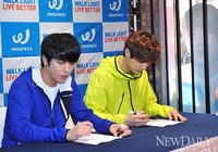 [포토]또박또박 사인하는 시엔블루