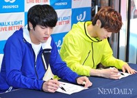 [포토]사인하는 '정용화-강민혁'