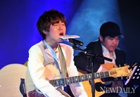 [포토]노래하는 유승우, 타이틀 '헬로'로 데뷔