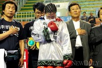 [포토]국기에대한 경례하는 '대한민국 프로복서 최현미'